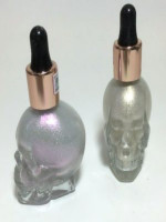 মেকআপ রেভোলিউশন হ্যালোইন স্কাল লিকুইড হাইলাইটার - ভয়ঙ্কর জ্বলজ্বলের জন্য। (Makeup Revolution Halloween Skull Liquid Highlighter - Bhoungkor Joljole'r Jonno)